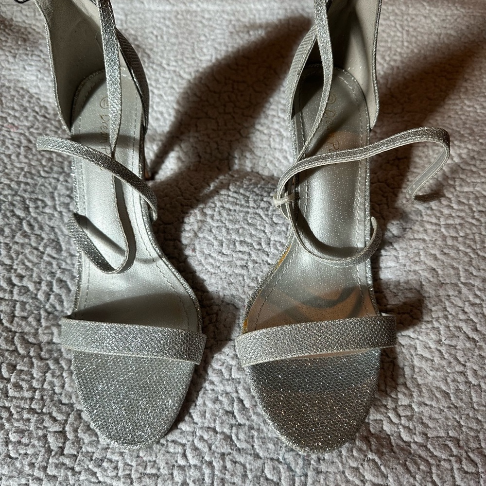 Never worn DREAM PAIRS Women's Fashion Stilettos Open Toe Pump Heel Sandals